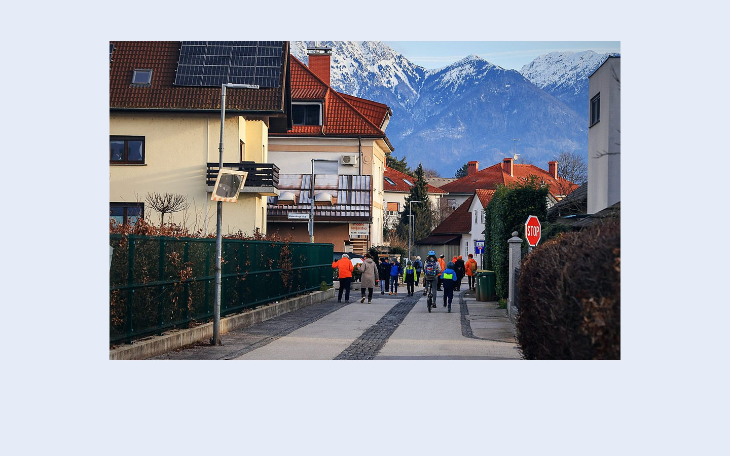 People walking along Partizanska cesta in Kranj